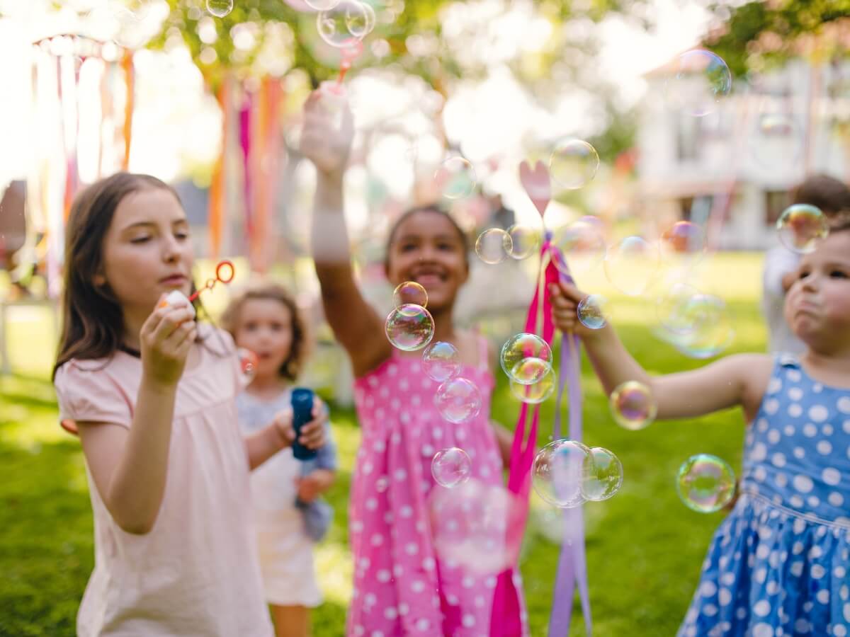 Deti fúkajúce bubliny a zabávajúce sa.